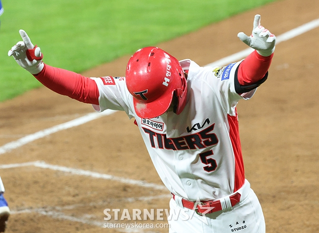 '2024 KBO 포스트시즌 한국시리즈 2차전' KIA-삼성전이 23일 광주-기아챔피언스필드에서 열렸다.  KIA 김도영이 2회말 2사에서 우월 1점 홈런을 날린 후 홈인하고 있다. /사진=김진경 대기자