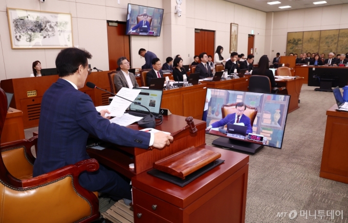 (서울=뉴스1) 김민지 기자 = 전재수 문화체육관광위원장이 24일 오전 서울 여의도 국회 문화체육관광위원회에서 문화체육관광부 등에 대한 종합국정감사 도중 전체회의를 열고 이기흥 대한체육회장에 대한 동행명령장 발부의 건을 가결하고 있다.   이 회장은 유소년 스포츠 콤플렉스 건립 업무협약식 참석을 이유로 불출석 했다. 2024.10.24/뉴스1  Copyright (C) 뉴스1. All rights reserved. 무단 전재 및 재배포,  AI학습 이용 금지. /사진=(서울=뉴스1) 김민지 기자