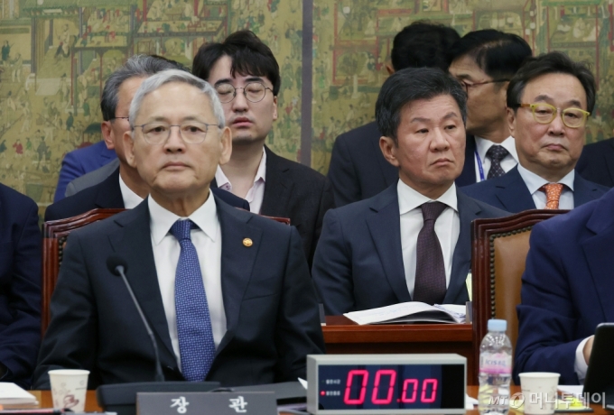 [서울=뉴시스] 고승민 기자 = 유인촌 문화체육관광부 장관과 정몽규 대한축구협회장이 24일 서울 여의도 국회에서 열린 문화체육관광위원회의 문화체육관광부 등 산하 공공기관 등 종합감사에 출석해 자리에 앉아 있다. 2024.10.24. kkssmm99@newsis.com /사진=고승민