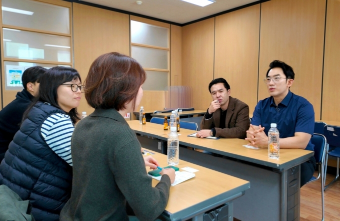 엠브로컴퍼니 임형재 대표와 솔루션 신청자 이환희 작가, 홍은종합사회복지관 관계자들이 대화를 나누고 있다./ 사진제공 = 홍은종합사회복지관 