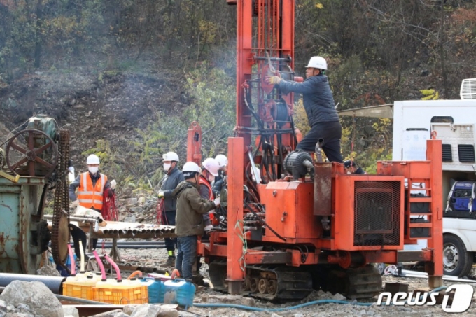 2022년 11월 3일 오전 경북 봉화군 아연광산 매몰 사고 현장에서 한국광해광업공단과 산업통상자원부 동부광산안전사무소, 군, 소방 등 구조반 관계자들이 천공기를 이용해 확보한 지하 170m 지점에 내시경을 넣어 고립 작업자들의 생존 신호를 확인하기 위해 안간힘을 쏟고 있다. / 사진=뉴스1