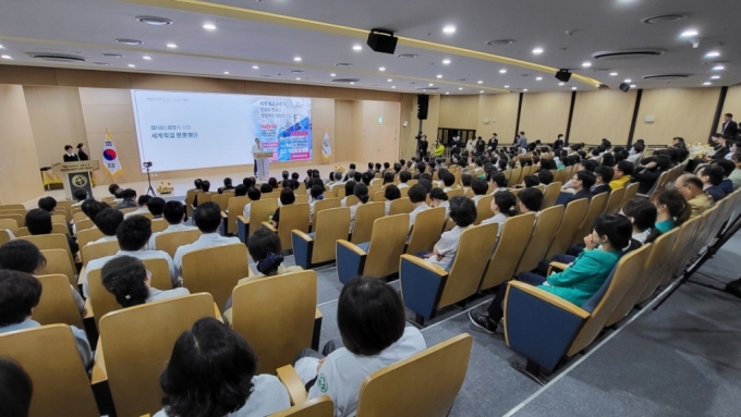 화순전남대병원이 25일 ‘내일의 의학을 오늘 만나는 병원’을 슬로건으로 개원 20주년 기념식과 미래의료혁신센터 준공식을 개최했다. 이번 행사에는 정성택 전남대병원 이사장(전남대 총장)과 정신 전남대병원장, 구복규 화순군수 등 내외빈과 직원 300여명이 참석했다./사진=박정렬 기자