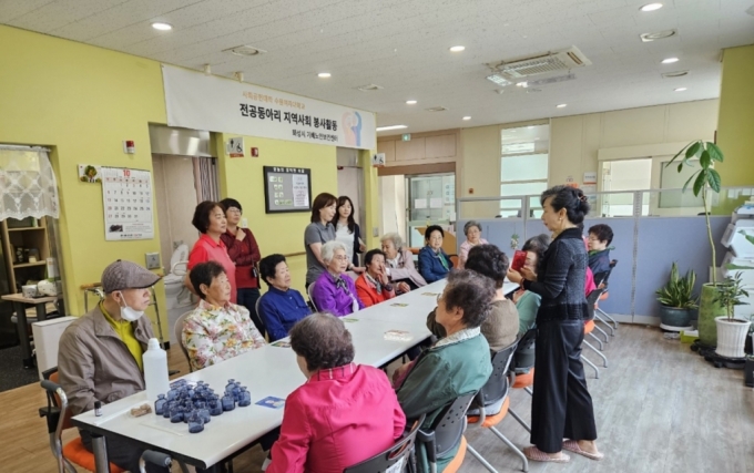 고혜정 수원여대 교수가 기배·매송노인보건센터 어르신을 대상으로 아로마 오일에 대해 설명하고 있다./사진제공=수원여대