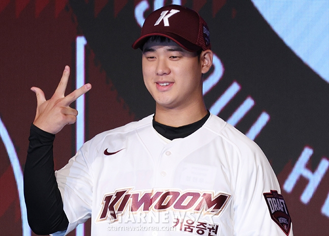 'KBO 2025 신인 드래프트'가 11일 오후 서울 송파구 롯데호텔 월드 크리스탈 볼룸에서 열렸다. 전체 1순위로 키움에 지명된 덕수고 정현우가 기념 촬영을 하고 있다. /사진=김진경 대기자