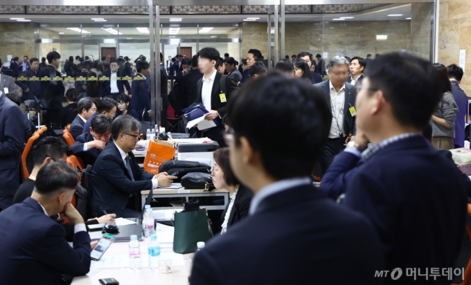 국회 종합국정감사가 열리고 있는 24일 오전 서울 여의도 국회 상임위 복도가 답변을 준비하는 피감기관 관계자들로 붐비고 있다. 2024.10.24/뉴스1  Copyright (C) 뉴스1. All rights reserved. 무단 전재 및 재배포,  AI학습 이용 금지. 