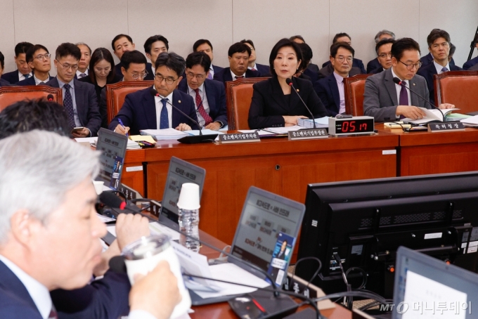 오영주 중소벤처기업부 장관이 25일 서울 여의도 국회 산업통상자원중소벤처기업위원회에서 열린 중소벤처기업부 특허청 등 종합 국정감사에서 의원 질의에 답하고 있다. 2024.10.25/뉴스1  Copyright (C) 뉴스1. All rights reserved. 무단 전재 및 재배포,  AI학습 이용 금지. 