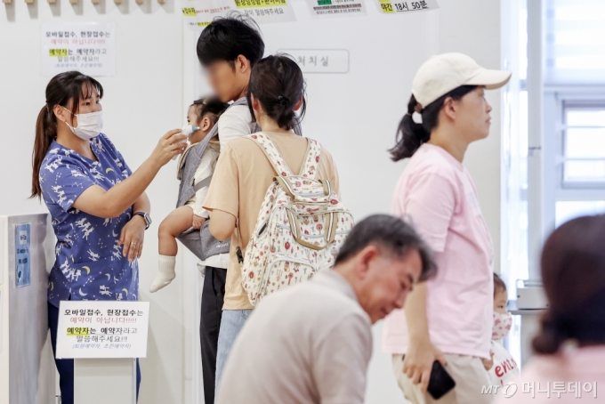 지난달 24일 서울의 한 어린이병원이 호흡기 질환을 앓고 있는 어린이들과 보호자들로 붐비고 있다. / 사진=뉴스1