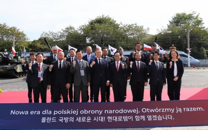 홍남표 창원특례시장(앞줄 왼쪽)이 현대로템을 방문한 안제이 두다 폴란드 대통령(앞줄 왼쪽에서 4번째) 등과 기념촬영을 하고 있다./사진제공=창원특례시