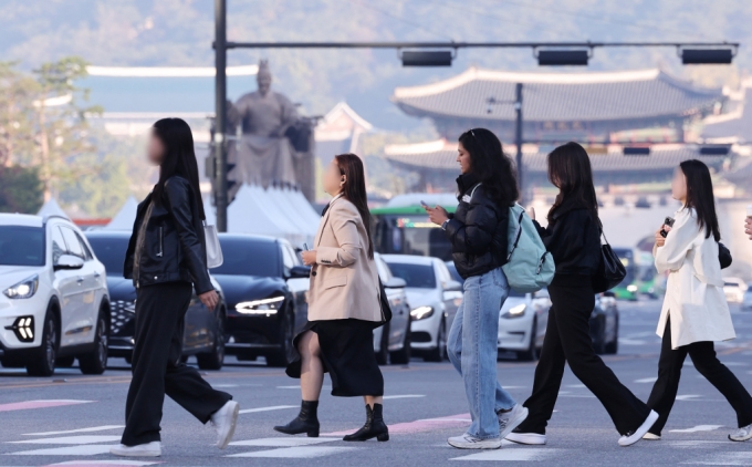 서울 광화문네거리 인근에서 시민들과 외국인관광객이 움츠린채 이동하고 있다. /사진=뉴스1