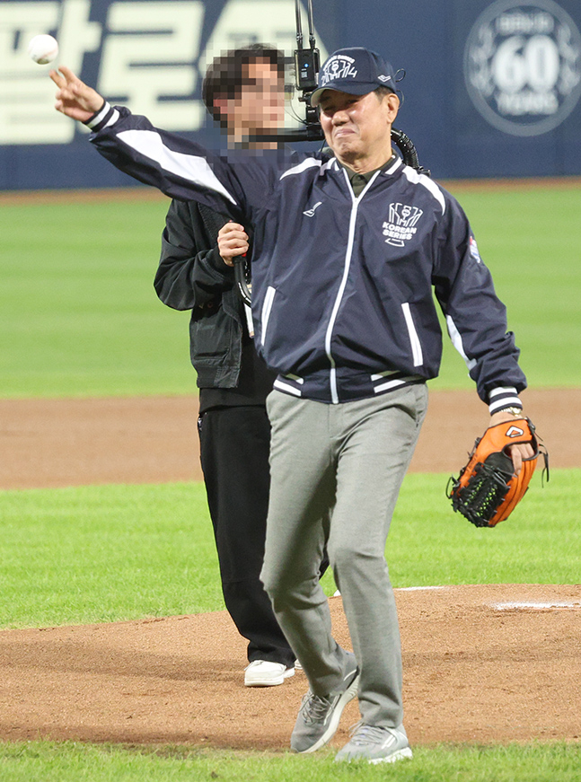 [포토] 김시진, KBO 최초 100승 투수의 시구