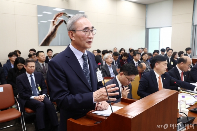 김영섭 KT 대표이사가 25일 오후 서울 여의도 국회 과학기술정보방송통신위원회에서 열린 과학기술정보통신부·원자력안전위원회·우주항공청 등에 대한 종합 국정감사에서 의원 질의에 답변하고 있다. /사진=뉴스1