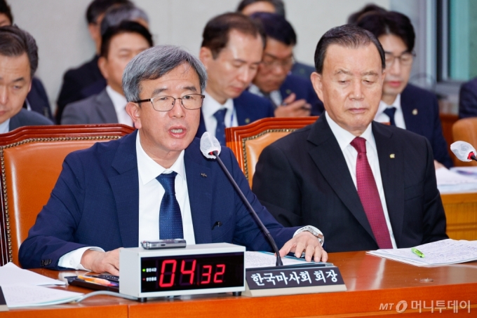 정기환 한국마사회 회장이 22일 오전 서울 여의도 국회 농림축산식품해양수산위원회에서 열린 한국농수산식품유통공사·한국농어촌공사·한국마사회 등 국정감사에 출석해 의원 질의에 답하고 있다. /사진=뉴스1