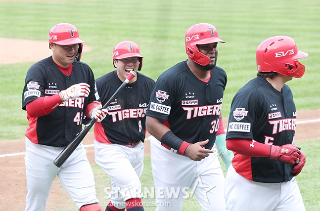 '2024 KBO 포스트시즌 한국시리즈 4차전' 삼성-KIA전이 26일 대구 삼성라이온즈파크에서 열렸다.  KIA 김태군이 3회초 2사 만루에서 좌월 만루 홈런을 날린 후 홈인하고 있다. /사진=김진경 대기자