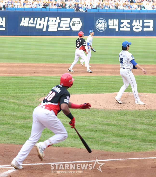 '2024 KBO 포스트시즌 한국시리즈 4차전' 삼성-KIA전이 26일 대구 삼성라이온즈파크에서 열렸다.  KIA 소크라태스가 3회초 무사 만루에서 삼성 선발 원태인을 상대로 2타점 적시타를 날리고 있다.  /사진=김진경 대기자