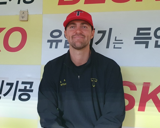 KIA 제임스 네일이 26일 대구 삼성라이온즈파크에서 열린 2024 KBO 한국시리즈 4차전 승리 투수가 된 뒤 취재진과 인터뷰를 하고 있다. /사진=김동윤 기자