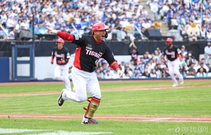 26일 대구 수성구 대구삼성라이온즈파크에서 열린 2024 KBO 포스트시즌 한국시리즈 4차전 KIA 타이거즈와 삼성 라이온즈의 경기, 3회초 2사 주자 만루 상황에서 KIA 김태군이 만루 홈런을 때린 뒤 베이스를 돌며 기뻐하고 있다.  /사진=뉴시스