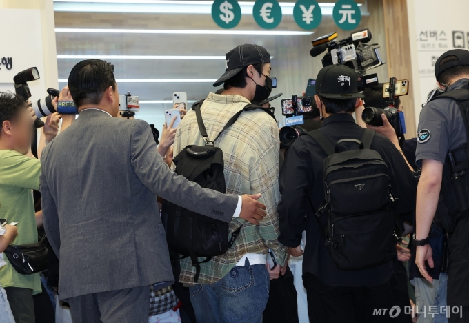 (인천공항=뉴스1) 김진환 기자 = 과잉 경호 논란에 휩싸인 배우 변우석이 홍콩에서 열린 아시아 팬미팅 일정을 마치고 16일 오후 인천국제공항 제2터미널을 통해 입국하고 있다.   변우석의 경호업체는 지난 12일 공항 라운지를 이용하는 다른 이용객에게 강한 플래시를 쏘고 이용객 일부에게 여권 제시를 요구하며 과잉 경호를 해 공항 이용객들에게 불편을 샀다.   이에 변우석의 소속사와 경호업체는 사과했지만, 인천국제공항 측이 사전 협의가 없이 진행됐다는 입장을 전해 다시 논란이 확산했다. 2024.7.16/뉴스1  Copyright (C) 뉴스1. All rights reserved. 무단 전재 및 재배포,  AI학습 이용 금지. /사진=(인천공항=뉴스1) 김진환 기자