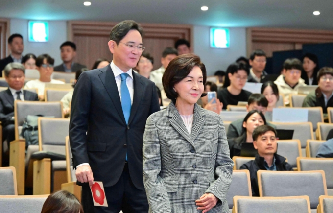 이재용 삼성전자 회장과 홍라희 전 리움미술관장이 10월 21일 서울 종로구 서울대어린이병원에서 열린 '이건희 소아암·희귀질환 극복사업, 함께 희망을 열다, 미래를 열다' 행사에 참석하고 있다.  / 사진 = 서울대학교병원 제공 /사진=(서울=뉴스1)