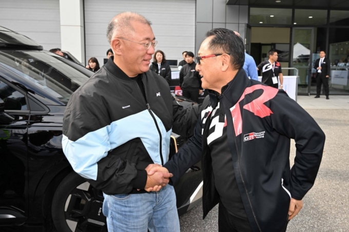 정의선 현대자동차그룹 회장(왼쪽)과 토요다 아키오 회장(오른쪽)이 인사를 나누는 모습/사진= 현대자동차그룹 제공