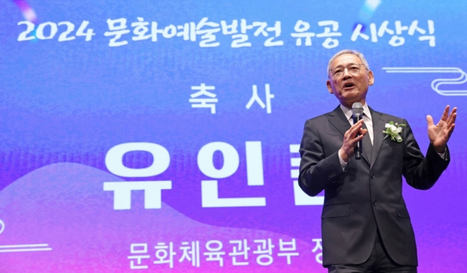 '금관' 문화훈장 받은 이문열 "끝상 같기도 하고 첫상 같기도 하다"