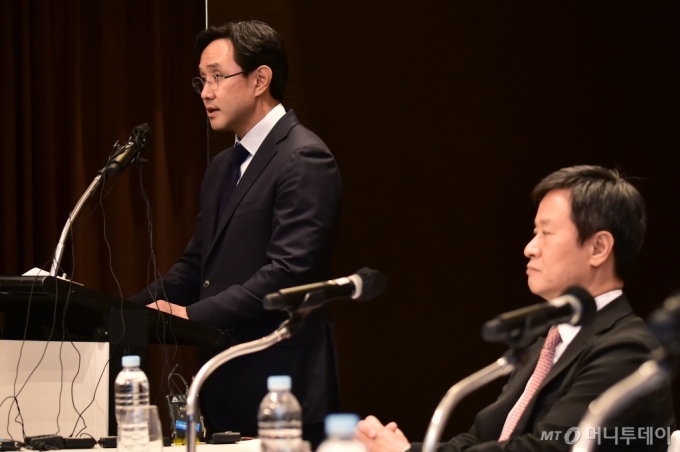 최윤범 회장이 2일 서울 용산구 소월로 그랜드 하얏트 서울에서 열린 고려아연 긴급 기자회견에 참석, 질의에 답하고 있다.  이날 최 회장 등은 회견에서 경영권 인수를 추진하는 영풍·MBK 연합에 맞서 자사주 매입과 대항 공개 매수 등 경영권 수성 방안 등과 관련해 취재진에게 입장을 전하며 설명했다.  앞서 고려아연은 영풍·MBK 연합이 제기한 최 회장 측에 대한 '자기주식 취득금지 자처분 신청'을 법원이 기각하자 자사주 취득에 나서겠다는 방침을 이날 공식화했다. /사진=임한별(머니S)