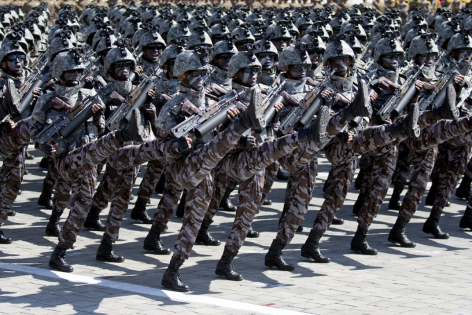 2018년 9월 9일 북한 평양에서 열린 북한 건국 70주년 기념 열병식에서 행진하고 있는 북한 군인들. /AP=뉴시스