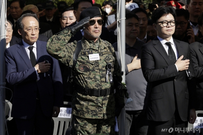 [서울=뉴시스] 최동준 기자 = 국민의힘 한동훈 대표, 추경호 원내대표가 26일 서울 동작구 국립현충원 박정희 전 대통령 묘역에서 열린 45주기 추도식에 참석해 국민의례를 하고 있다. 2024.10.26. photocdj@newsis.com /사진=최동준