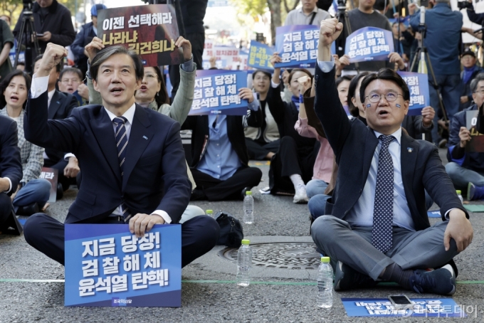 [서울=뉴시스] 최동준 기자 = 26일 서울 서초역 인근에서 열린 조국혁신당, '검찰해체·윤석열 대통령 탄핵 선언대회' 집회에서 조국 대표, 황운하 원내대표가 구호를 외치고 있다. 2024.10.26. photocdj@newsis.com /사진=최동준