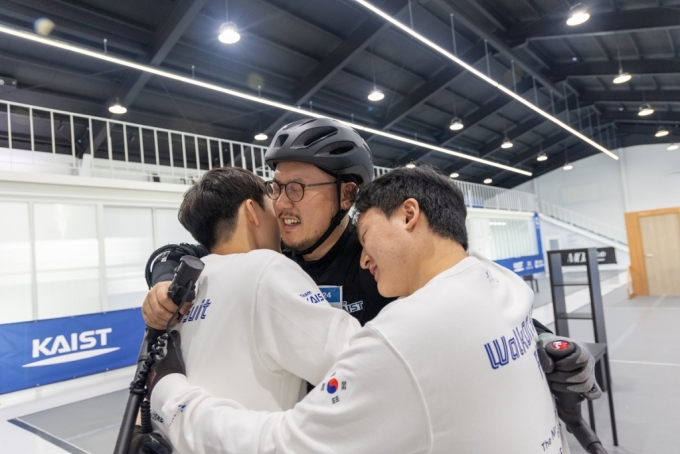 27일 &#039;제3회 사이배슬론&#039; 경기를 끝낸 직후 서로 얼싸안는 김승환 선수와 KAIST 연구팀/사진=KAIST