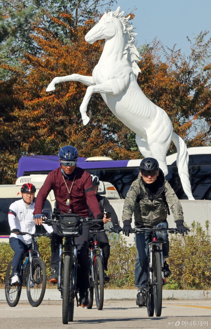 [서울=뉴시스] 조수정 기자 = 유인촌 문화체육관광부 장관이 26일 강원 철원 백마고지 전적지 위령비 및 기념관을 자전거로 순례하고 희생자를 추모하고 있다. (사진=문화체육관광부 제공) 2024.10.27. photo@newsis.com *재판매 및 DB 금지 /사진=조수정