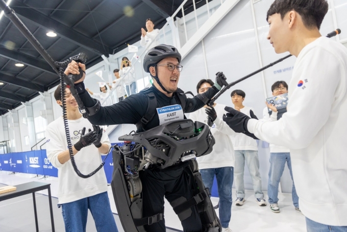 김승환 KAIST 연구원이 27일 &#039;제3회 사이배슬론&#039; 대회에서 미션을 성공하고 환호하고 있다. /사진=KAIST