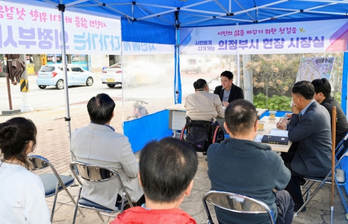 김동근 시장이 송산2동주민센터에서 현장시장실을 통해 시민과 소통하고 있다./사진제공=의정부시