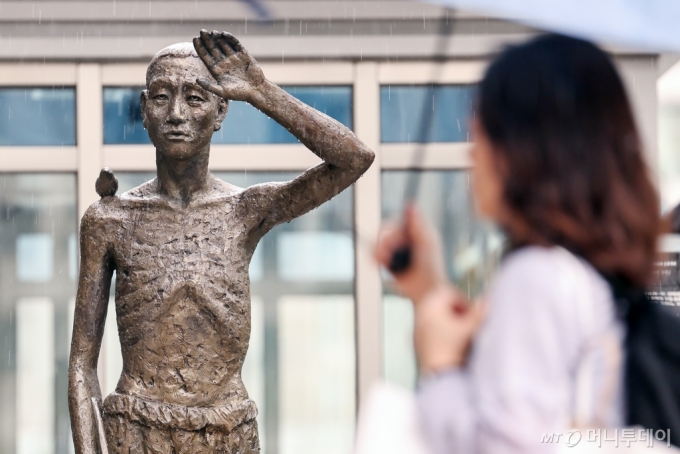 12일 서울 용산구 용산역광장에 설치된 강제징용 노동자상이 비를 맞고 서있다. 2024.9.12/뉴스1  Copyright (C) 뉴스1. All rights reserved. 무단 전재 및 재배포,  AI학습 이용 금지. /사진=(서울=뉴스1) 민경석 기자