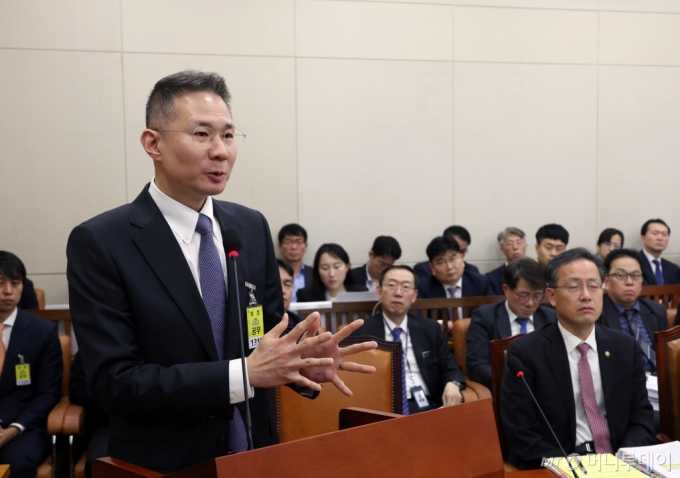 [서울=뉴시스] 고승민 기자 = 김경훈 구글코리아 대표가 28일 서울 여의도 국회에서 열린 기획재정위원회의 기획재정부, 국세청 등에 대한 종합감사에서 의원 질의에 답하고 있다. 2024.10.28. kkssmm99@newsis.com /사진=고승민