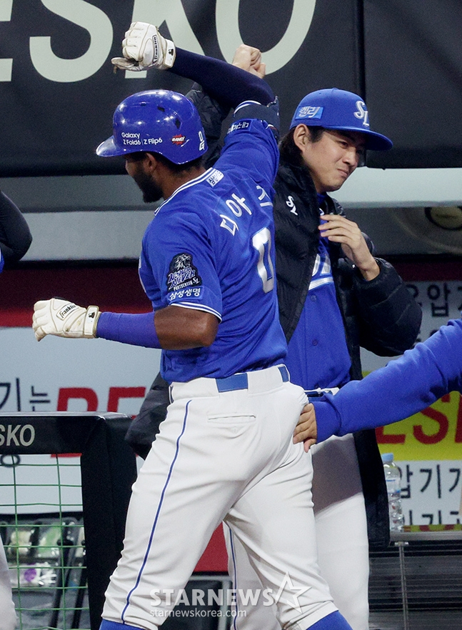 '2024 KBO 포스트시즌 한국시리즈 5차전' KIA-삼성전이 28일 광주-기아챔피언스필드에서 열렸다.  삼성 디아즈가 1회초 2사 1루에서 KIA 선발 양현종을 상대로 선제 우월 2점 홈런을 날리고 홈인한 후 구자욱의 환영을 받고 있다. /사진=김진경 대기자