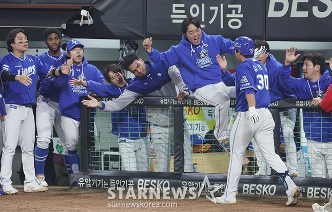 '2024 KBO 포스트시즌 한국시리즈 5차전' KIA-삼성전이 28일 광주-기아챔피언스필드에서 열렸다.  삼성 김영웅이 1회초 2사에서 디아즈에 이어 우중월 1점 홈런(백투백)을 날리고 홈인한 후 동료들의 환영을 받고 있다. /사진=/사진=김진경 대기자