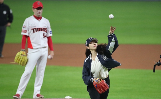 (광주=뉴스1) 임세영 기자 = 28일 오후 광주 기아챔피언스필드에서 열린 프로야구 '2024 신한 SOL 뱅크 KBO 포스트시즌' 한국시리즈 5차전 삼성 라이온즈와 KIA 타이거즈의 경기에서 배우 박신혜가 시구를 하고 있다.  2024.10.28/뉴스1  Copyright (C) 뉴스1. All rights reserved. 무단 전재 및 재배포,  AI학습 이용 금지. /사진=(광주=뉴스1) 임세영 기자