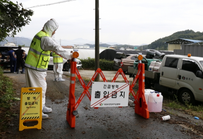 지난달 20일 럼피스킨 발병이 확인된 충북 충주시 금가면 축사 입구에서 방역 당국이 출입통제 시설물을 설치하고 있다. /사진=뉴시스