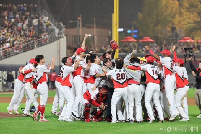 [광주=뉴시스] 김금보 기자 = 28일 광주 북구 광주-기아챔피언스필드에서 열린 2024 KBO 포스트시즌 한국시리즈 5차전 삼성 라이온즈와 KIA 타이거즈의 경기에서 7-5로 승리하며 우승을 확정 지은 KIA 선수들이 기뻐하고 있다. 2024.10.28. kgb@newsis.com /사진=김금보