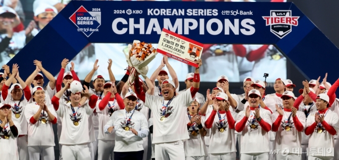 [광주=뉴시스] 김금보 기자 = 28일 광주 북구 광주-기아챔피언스필드에서 2024 KBO 포스트시즌 한국시리즈 4승 1패의 기록으로 통합 우승을 차지한 KIA 타이거즈 선수들이 우승 메달을 목에 걸고 있다. 2024.10.28. kgb@newsis.com /사진=김금보