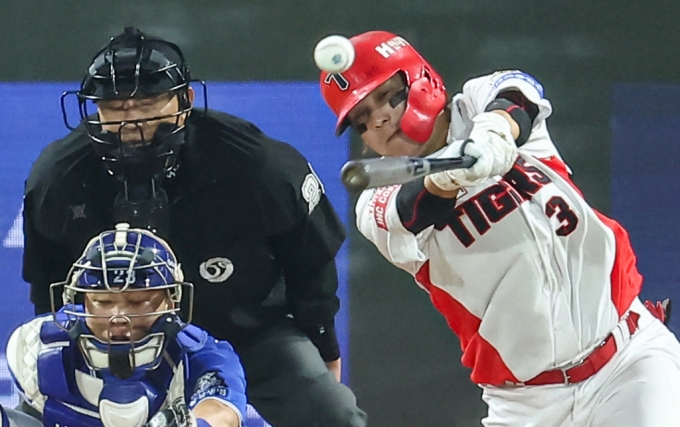 KIA 타이거즈의 '작은 거인' 김선빈이 한국시리즈 최우수선수(MVP)의 영광을 안았다. /사진=뉴스1