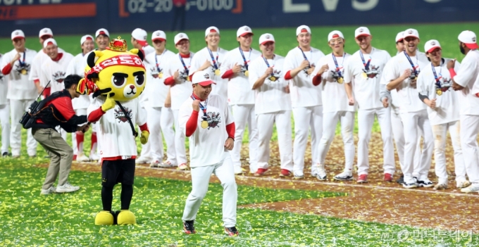 [광주=뉴시스] 전신 기자 = 28일 광주 북구 광주-기아챔피언스필드에서 2024 KBO 포스트시즌 한국시리즈 4승 1패의 기록으로 통합 우승을 차지한 KIA 타이거즈 이범호 감독과 선수들이 삐끼삐끼 춤을 추고 있다. photo1006@newsis.com /사진=전신