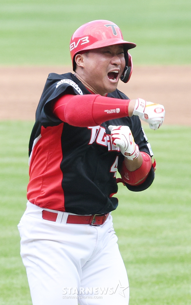 '2024 KBO 포스트시즌 한국시리즈 4차전' 삼성-KIA전이 26일 대구 삼성라이온즈파크에서 열렸다. KIA 김태군이 3회초 2사 만루에서 좌월 만루 홈런을 날린 후 포효하고 있다. /사진=김진경 대기자