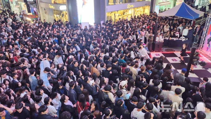 지난 26일 광주 충장로 우체국 앞 사거리에 수많은 인파가 몰려들어 행사가 긴급하게 중단됐다. 자칫 큰 인명피해로 이어질 수 있었다는 우려가 나온다. /사진=뉴시스(독자 제공)