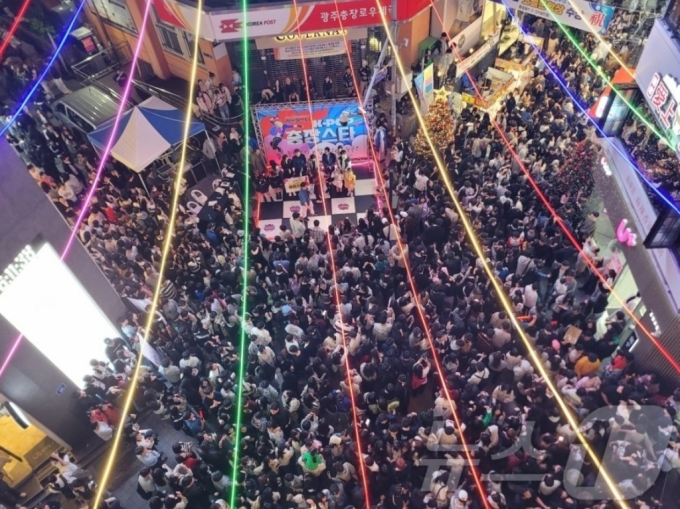 지난 26일 광주 충장로 우체국 앞 사거리에 수많은 인파가 몰려들어 행사가 긴급하게 중단됐다. 자칫 큰 인명피해로 이어질 수 있었다는 우려가 나온다. /사진=뉴스1(독자 제공)