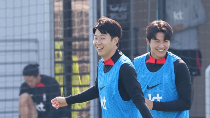 대한민국 축구 국가대표팀에서 훈련 중인 설영우(오른쪽)와 손흥민의 모습. /사진=뉴스1