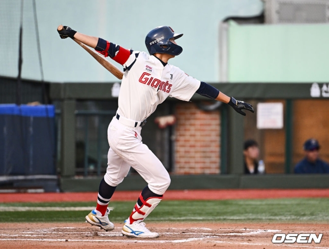 롯데 김민석이 29일 오후 3시 울산 문수야구장에서 열린 2024 울산-KBO Fall League 결승전에서 6회말 무사 1, 3루 싹쓸이 2타점 2루타를 치고 있다.