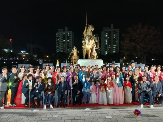 김유신문화사업회가 개최한 '제1회 시니어 한복 패션쇼' 참석자들./사진제공=대경대