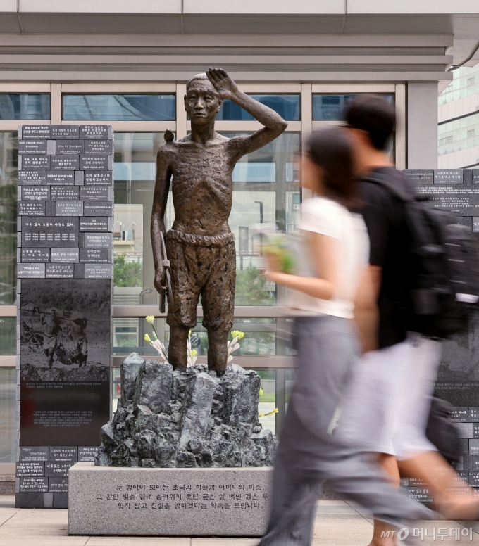 (서울=뉴스1) 장수영 기자 = 28일 오전 서울 용산구 용산역 앞 강제징용 노동자상 앞으로 시민들이 지나가고 있다.   세계유산위원회(WHC)는 27일(현지시간) 인도 뉴델리에서 열린 제46차 유네스코 전체회의에서 일본의 사도광산을 세계유산 등재를 결정했다.   정부는 사도광산 등재에 동의한 건에 대해 일본이 조선인 강제 노역 사실을 알리는 전시 공간을 확보하는 조건을 내세운 것으로 알려졌다. 2024.7.28/뉴스1  Copyright (C) 뉴스1. All rights reserved. 무단 전재 및 재배포,  AI학습 이용 금지. /사진=(서울=뉴스1) 장수영 기자