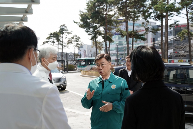 신상진 성남시장이 지난 2월 성남시의료원을 방문해 보건의료 재난위기 점검을 하고 있다./사진제공=성남시